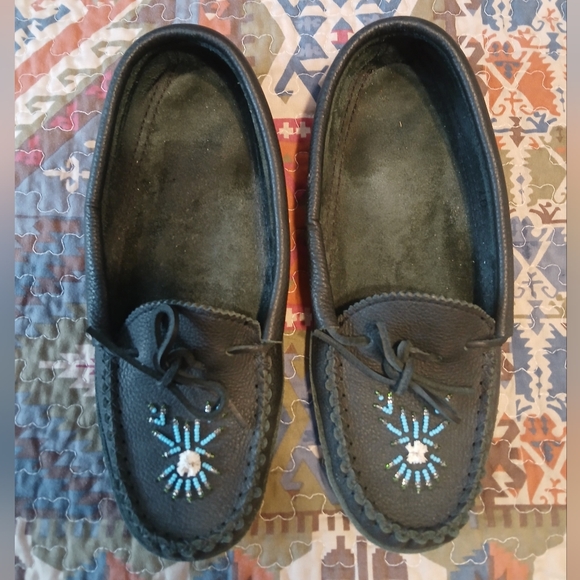 Vintage Beaded Moccasins Hide Leather Size 10 Black Handcrafted Slippers - Picture 5 of 13